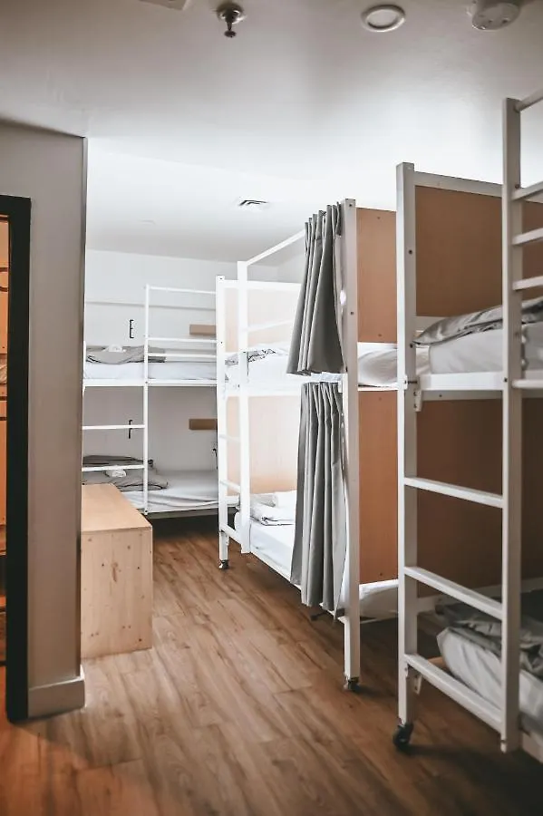 Auberge Saintlo Montreal Hostel
