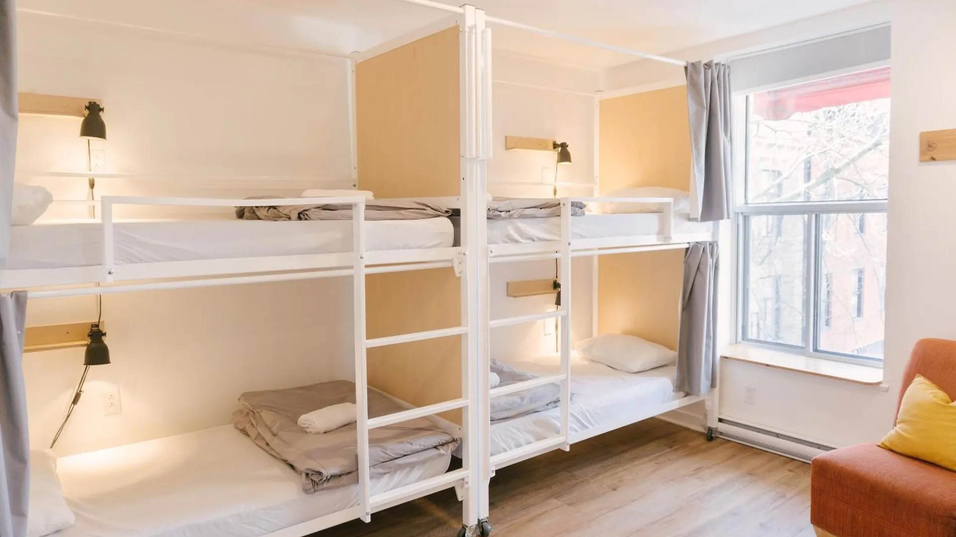 Auberge Saintlo Montreal Hostel
