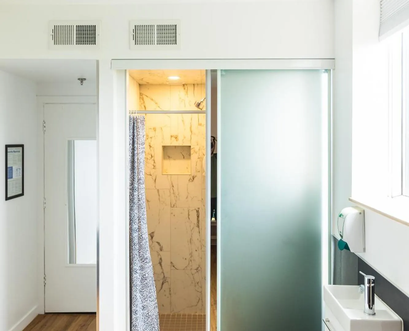 Auberge Saintlo Montreal Hostel