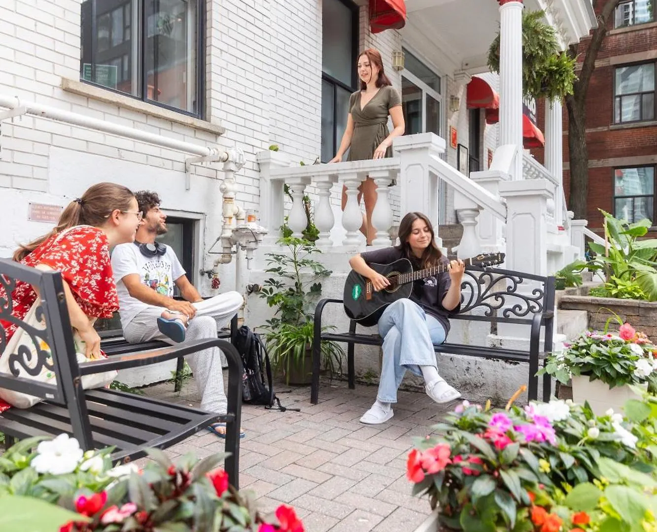 Auberge Saintlo Montreal Hostel