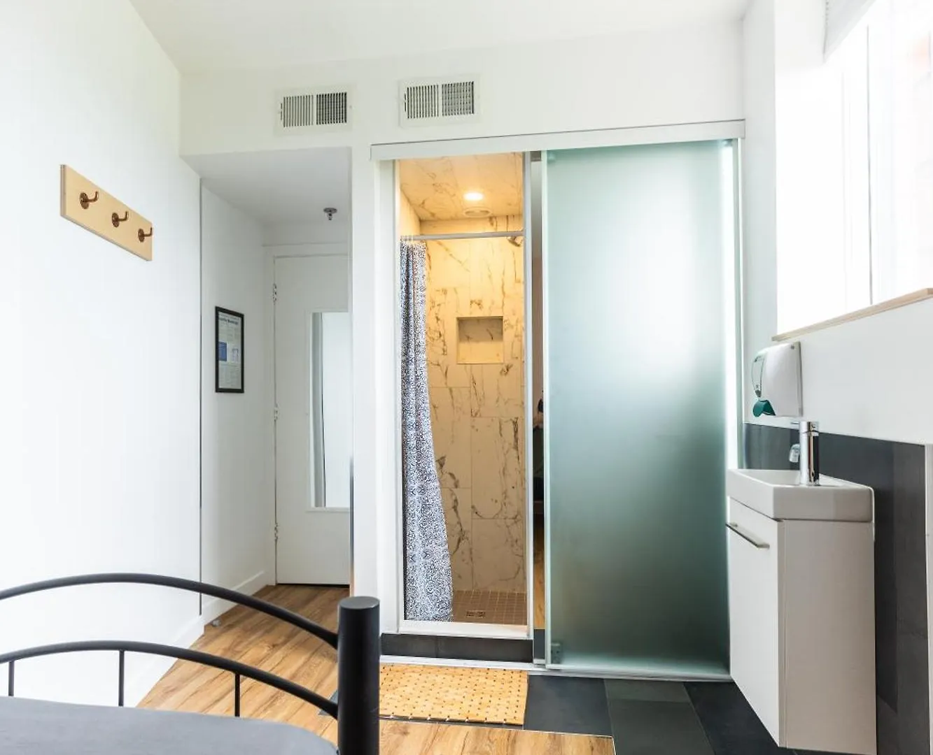 Auberge Saintlo Montreal Hostel