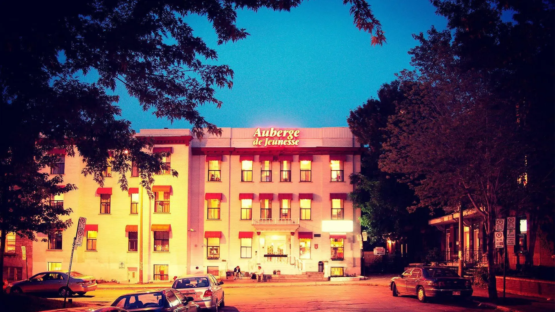 Auberge Saintlo Montreal Hostel