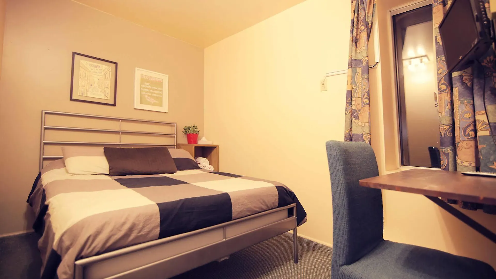 Auberge Saintlo Montreal Hostel