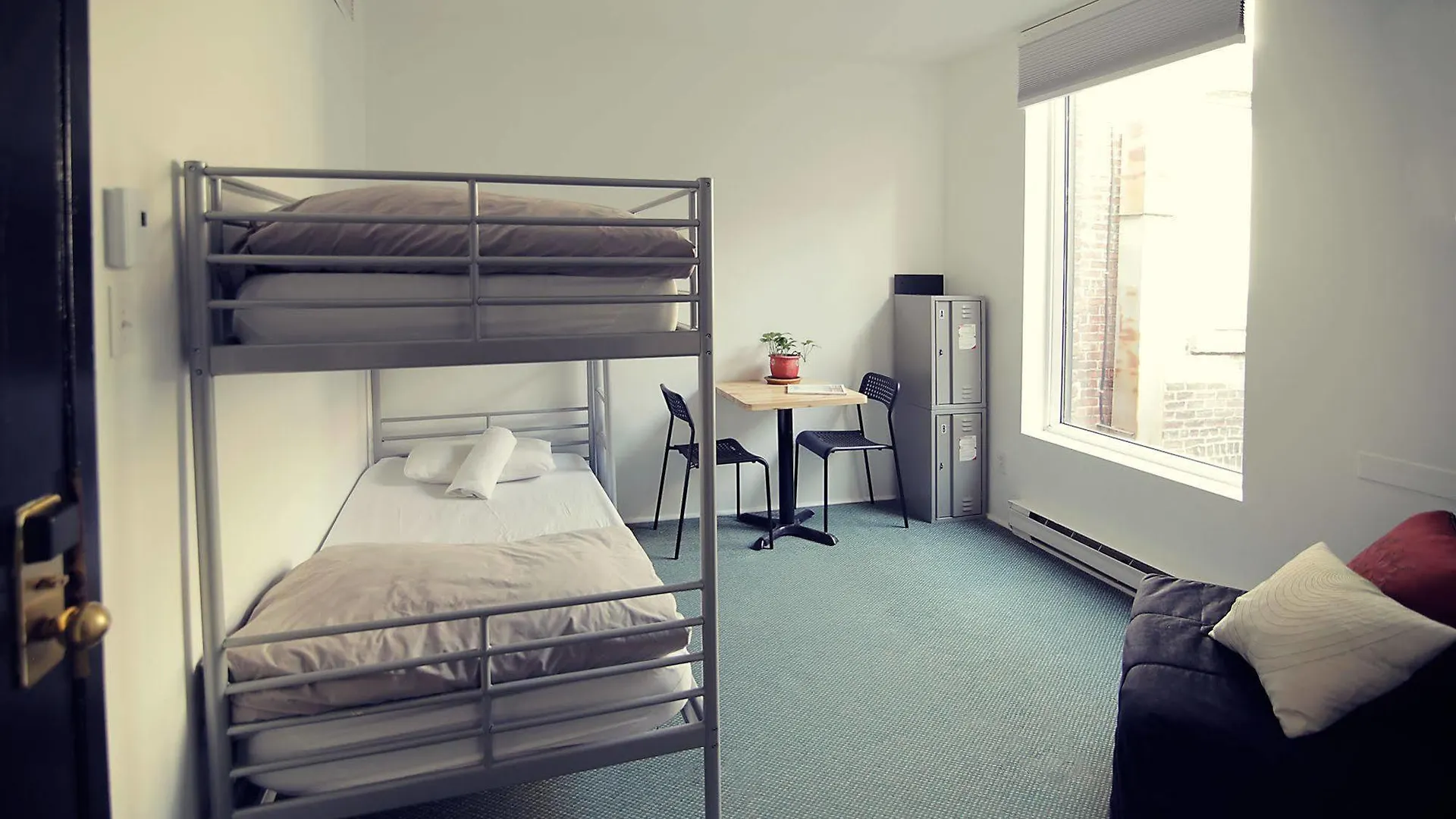 Auberge Saintlo Montreal Hostel