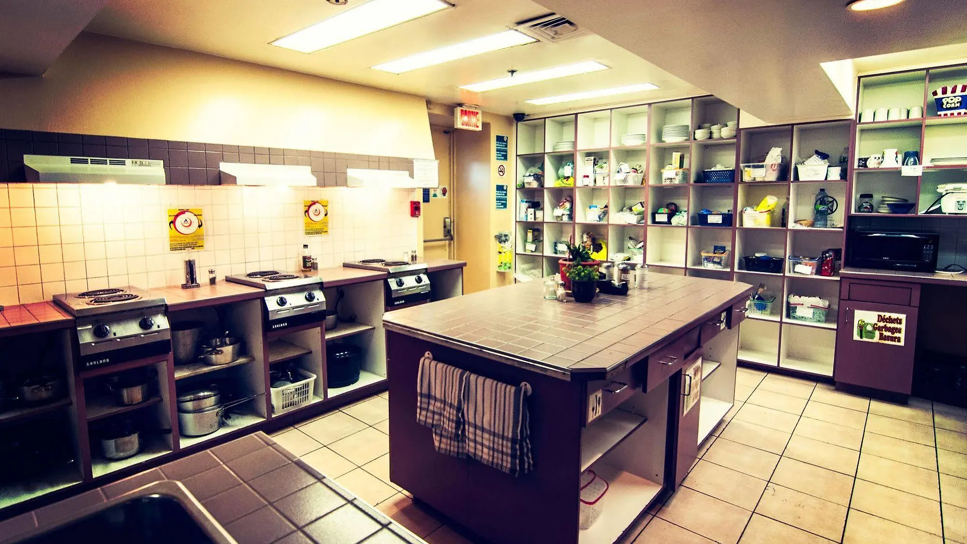Auberge Saintlo Montreal Hostel