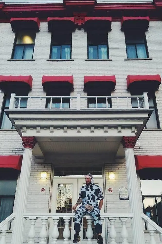 Auberge Saintlo Montreal Hostel
