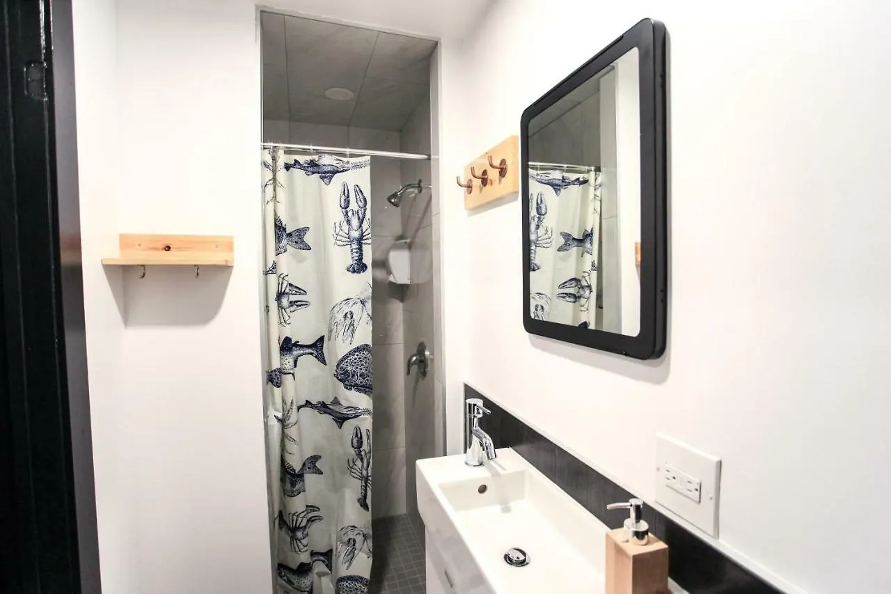 Auberge Saintlo Montreal Hostel