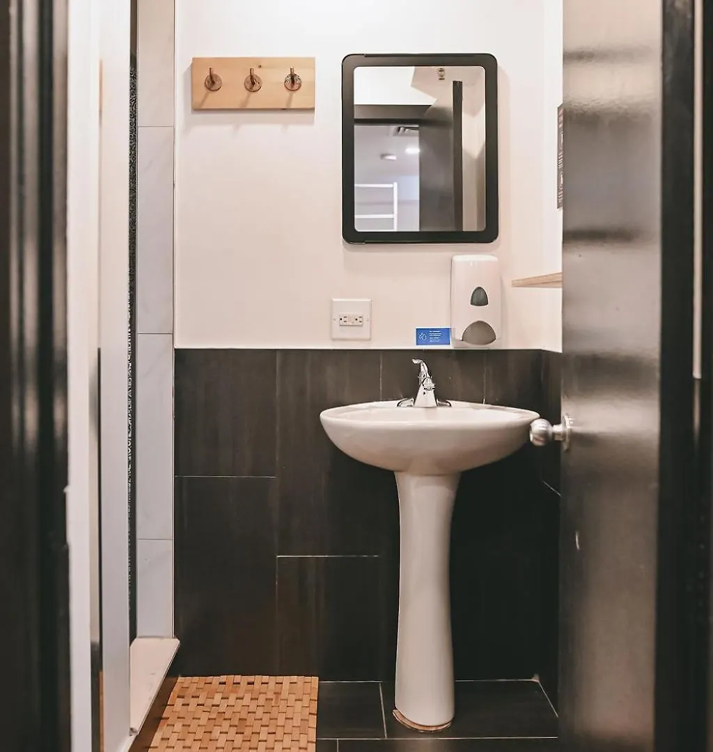 Auberge Saintlo Montréal Hostel