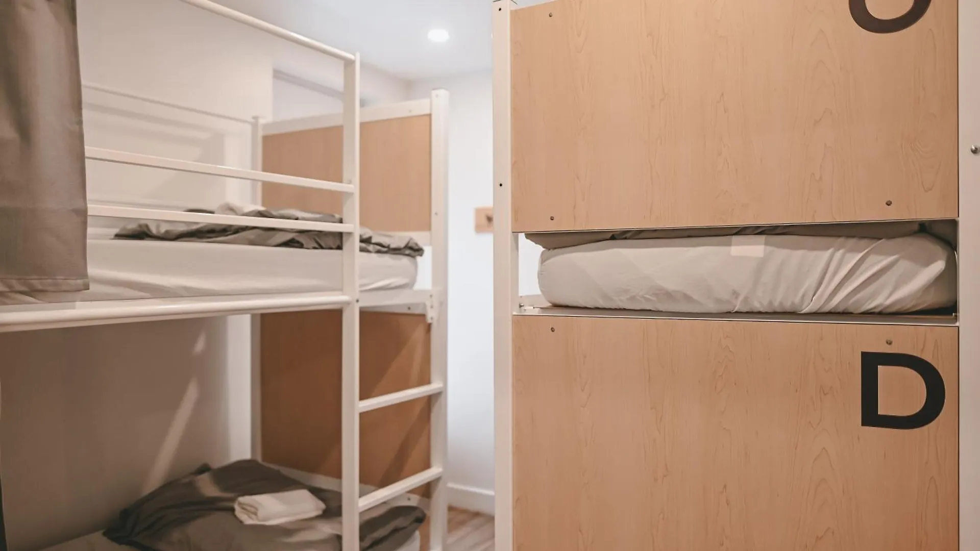 Auberge Saintlo Montreal Hostel