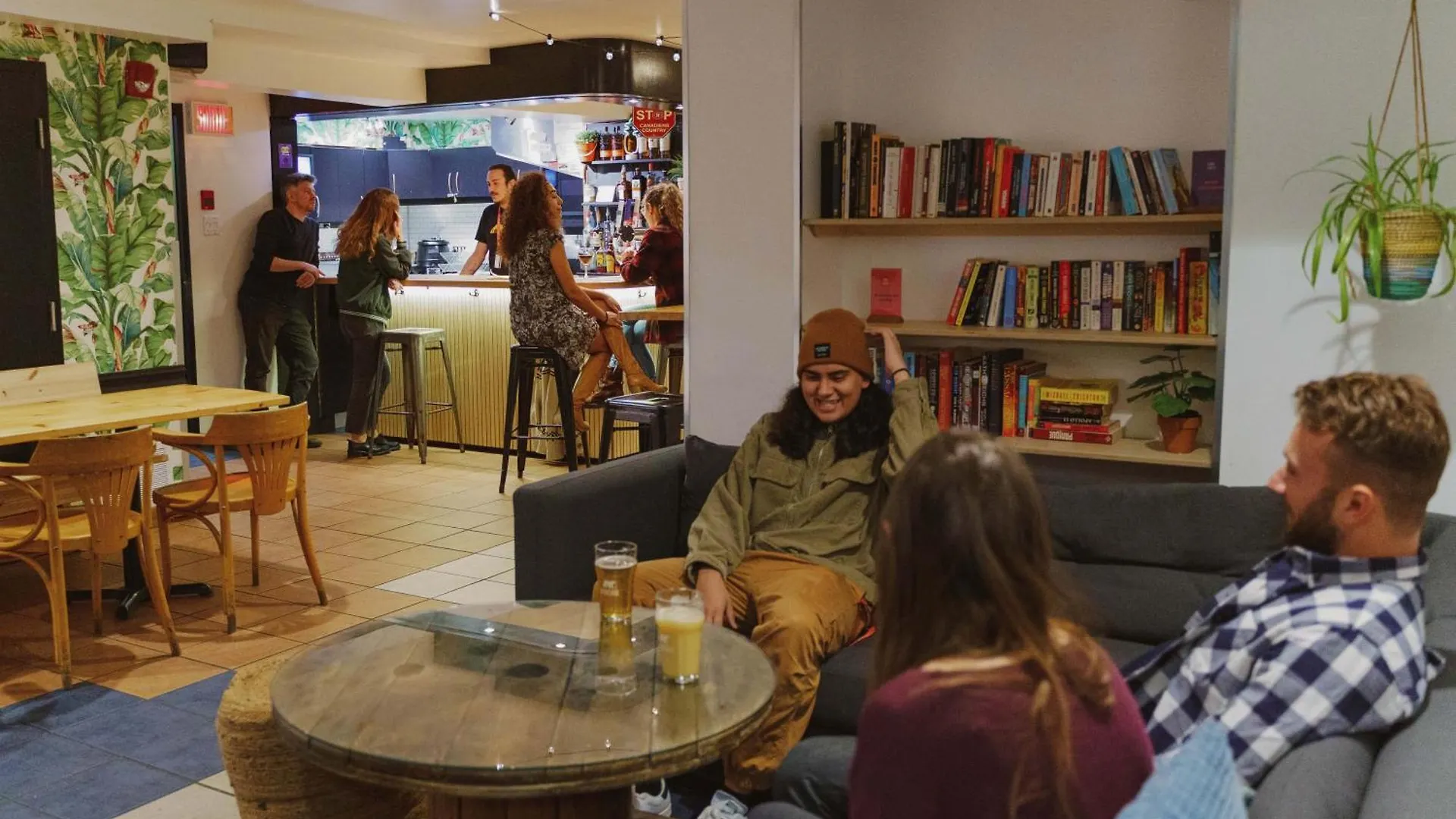 Auberge Saintlo Montreal Hostel